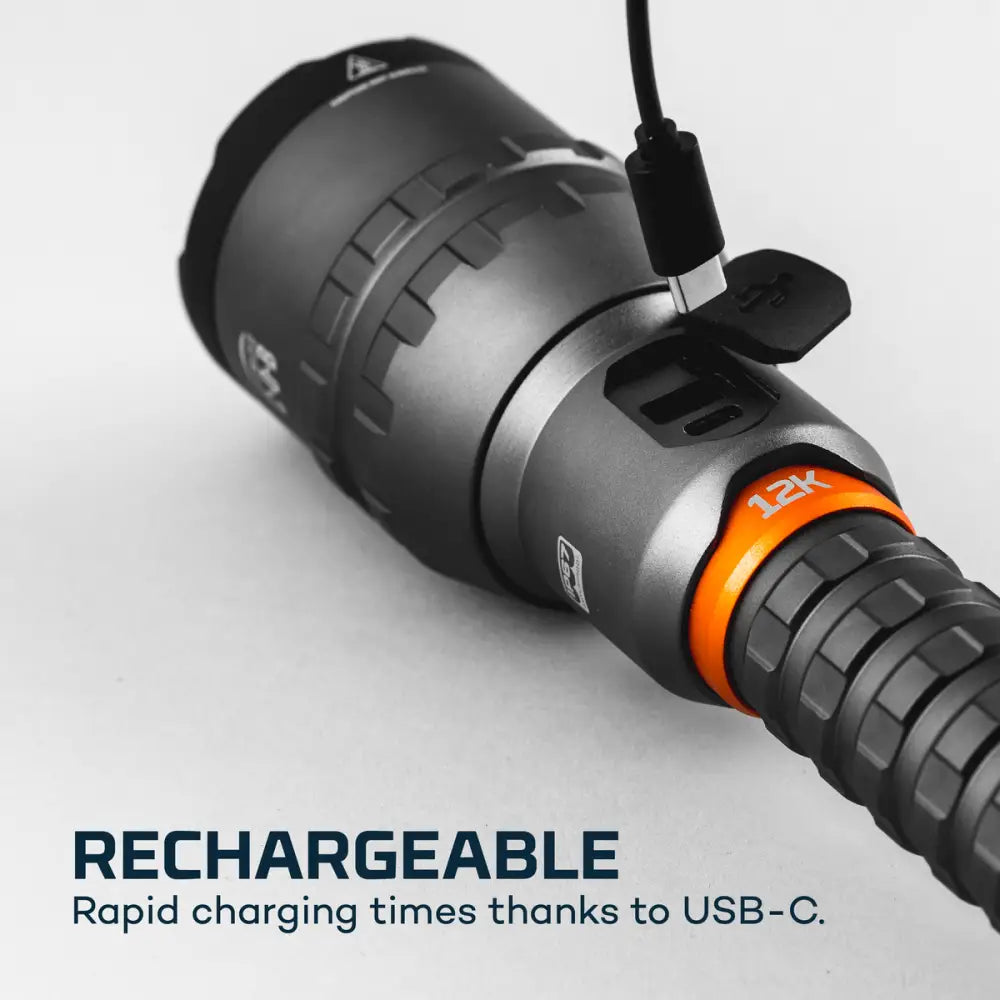 Musta ja oranssi ladattava 12k-taskulamppu teksturoidulla otteella ja usb-c-latausportilla