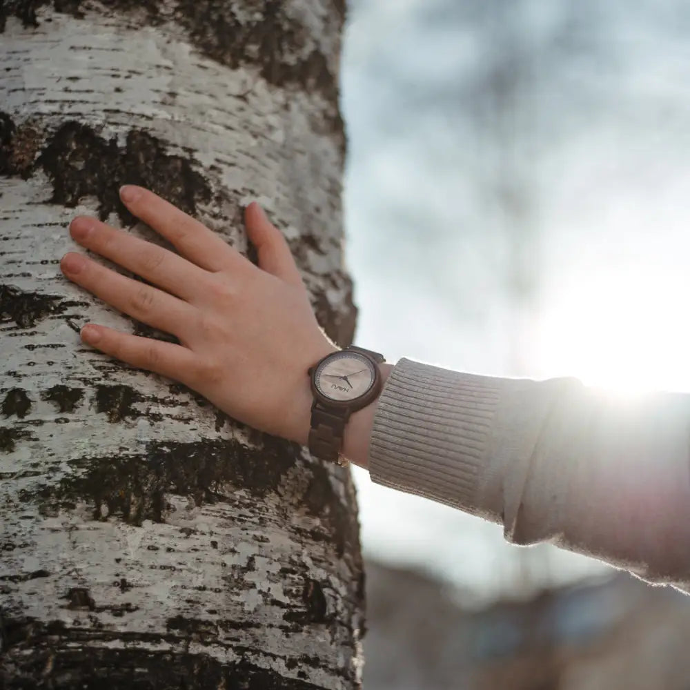 Aava 38mm rannekello tummalla puuviimellä ja minimalistisella hopeansävyisellä kellotaululla mustilla osoittimilla