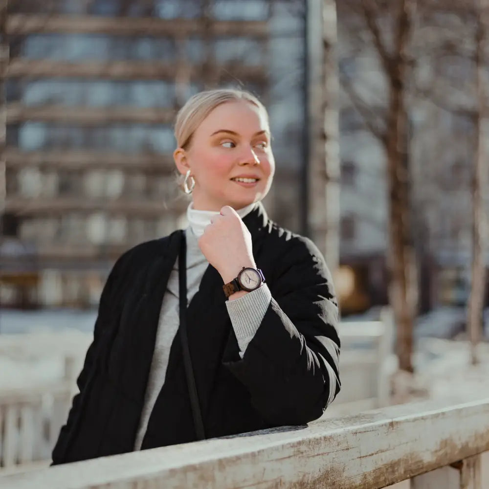 Aava 42mm miesten kello mustalla nahkarannekkeella ja hopeansävyisellä kellotaululla