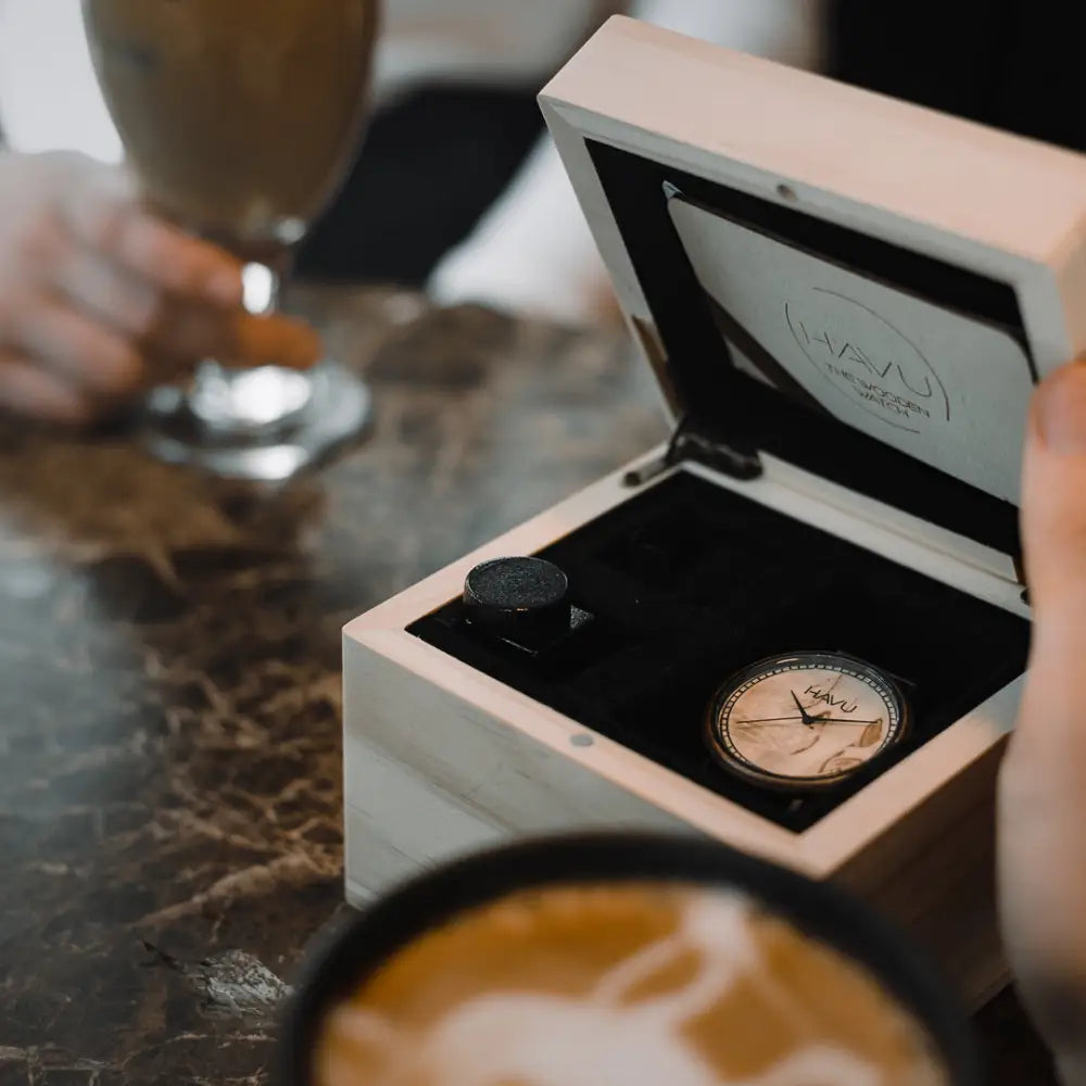 Aava 42mm havu älykello valkoisessa laatikossa, pyöreällä puukuvioisella kellotaululla ja minimalistisella muotoilulla