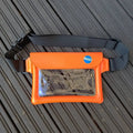 Kirkkoranainen vedenpitävä puhelinkotelo kirkkaalla etupaneelilla ja säädettävällä mustalla hihnalla adventure waist packissa