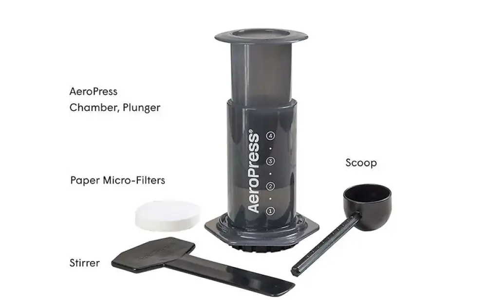 Musta aeropress-kahvinvalmistuslaite läpinäkyvällä säiliöllä ja teksturoidulla pohjalla aerobie merkiltä