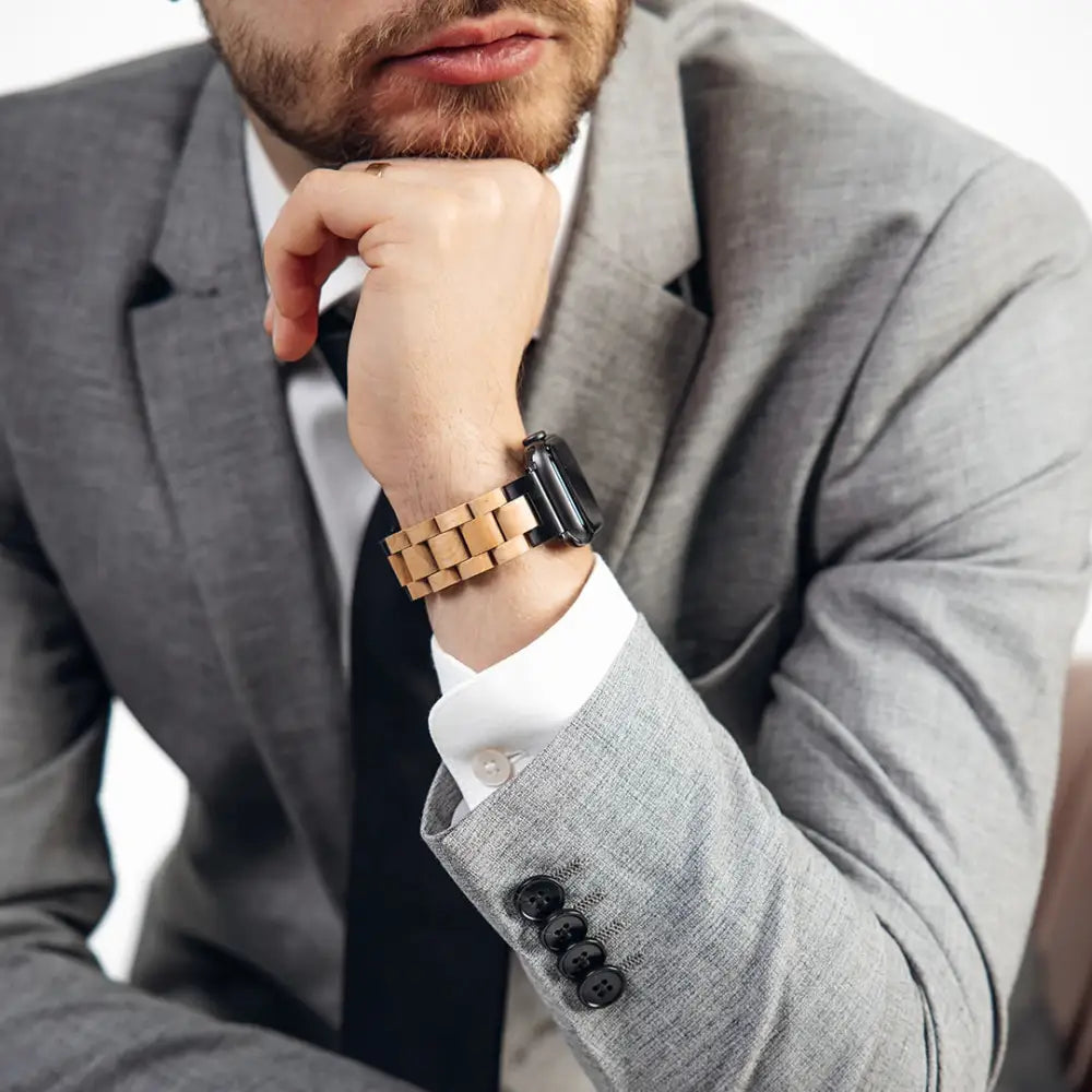 Apple watch koivupuinen ranneke klassisella vaaleanruskealla minimalistisella designilla ja mustalla metallisulkimella