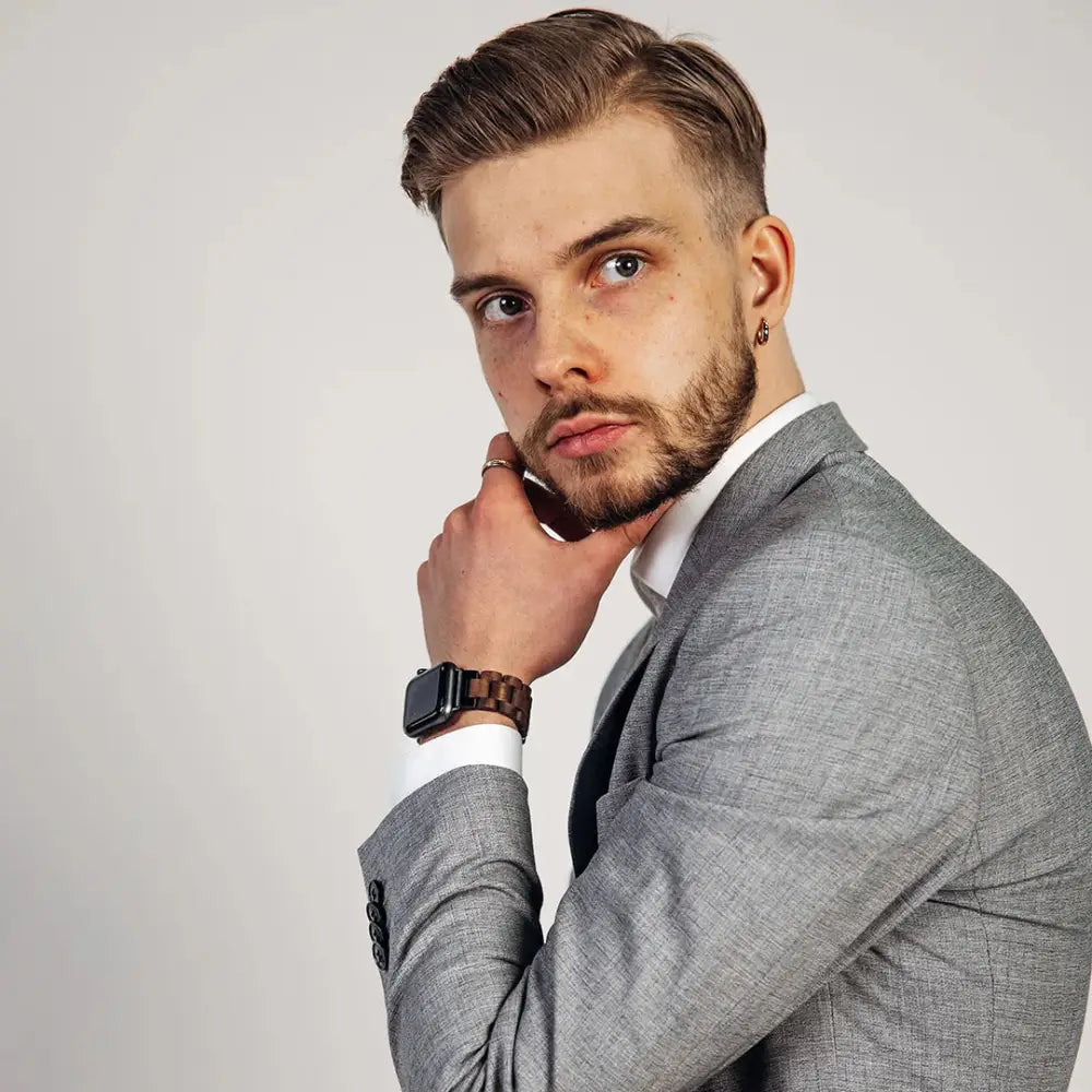 Sleek black apple watch with a dark brown pähkinäpuu wooden band in the product apple watch puinen ranneke