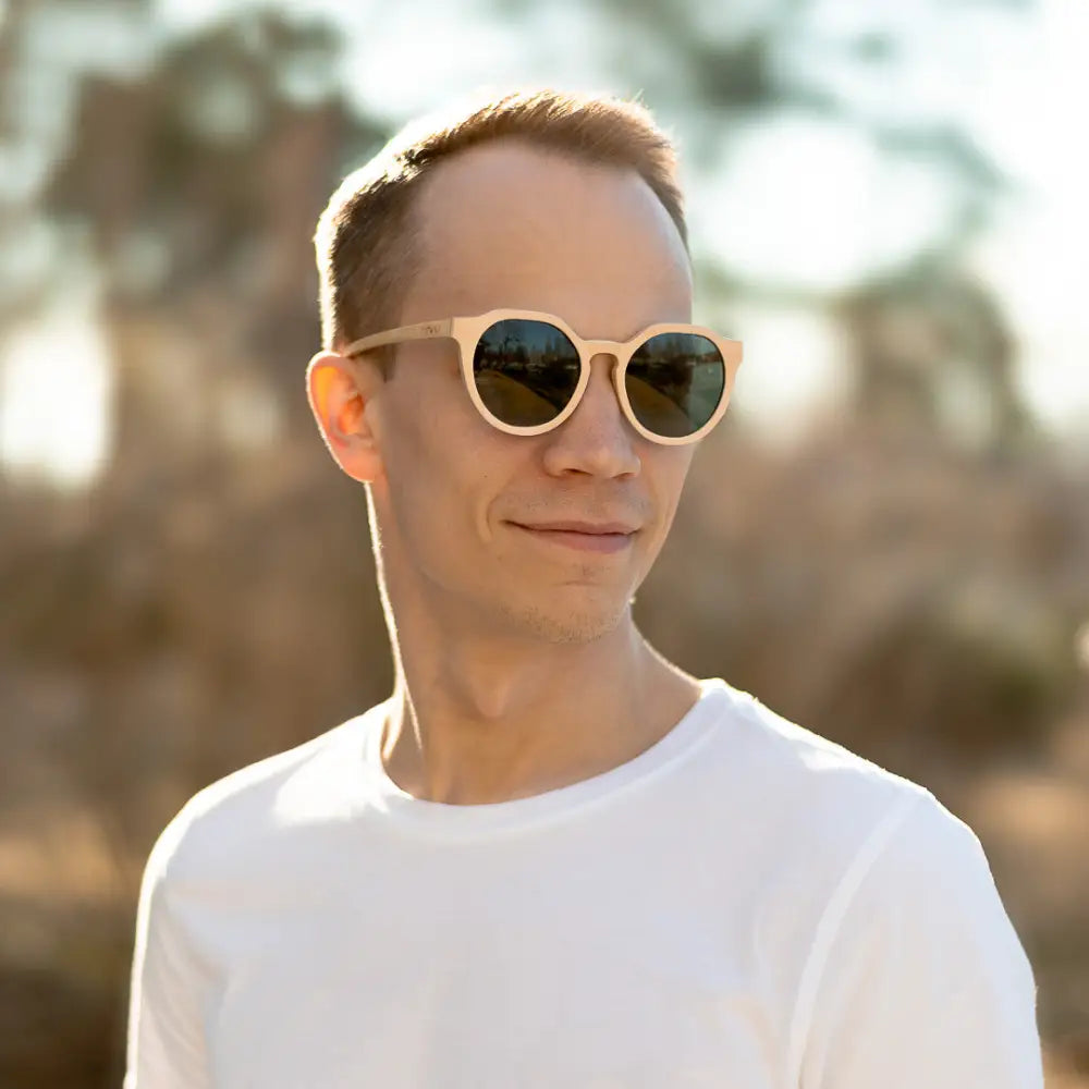 Light wood-framed arctic birch miesten aurinkolasit with round dark reflective lenses