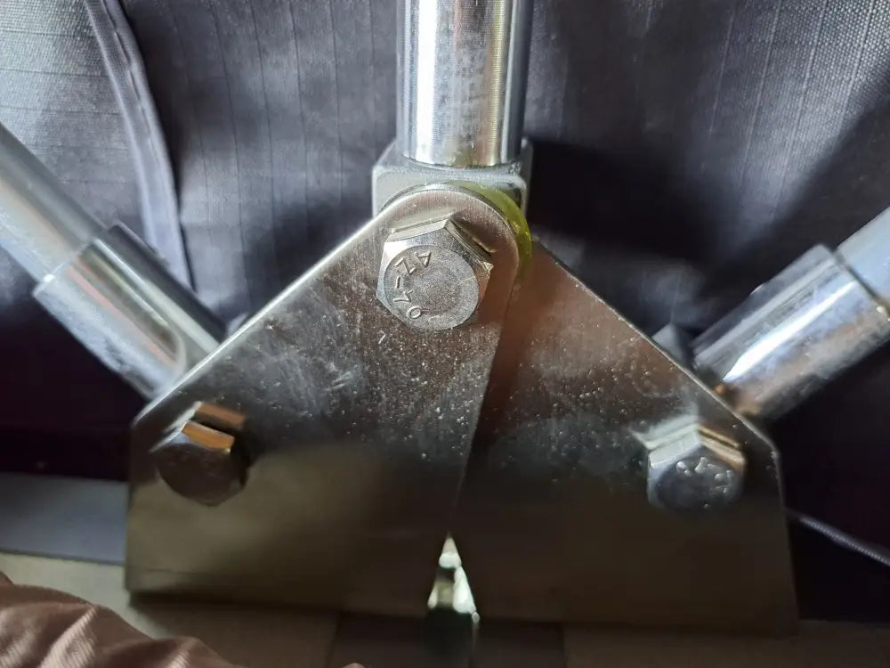 Metallinen kolmionmuotoinen kiinnike autoteltalle auton kattoteltta ilma lyhyt 1.4 musta kromipinnoitteella
