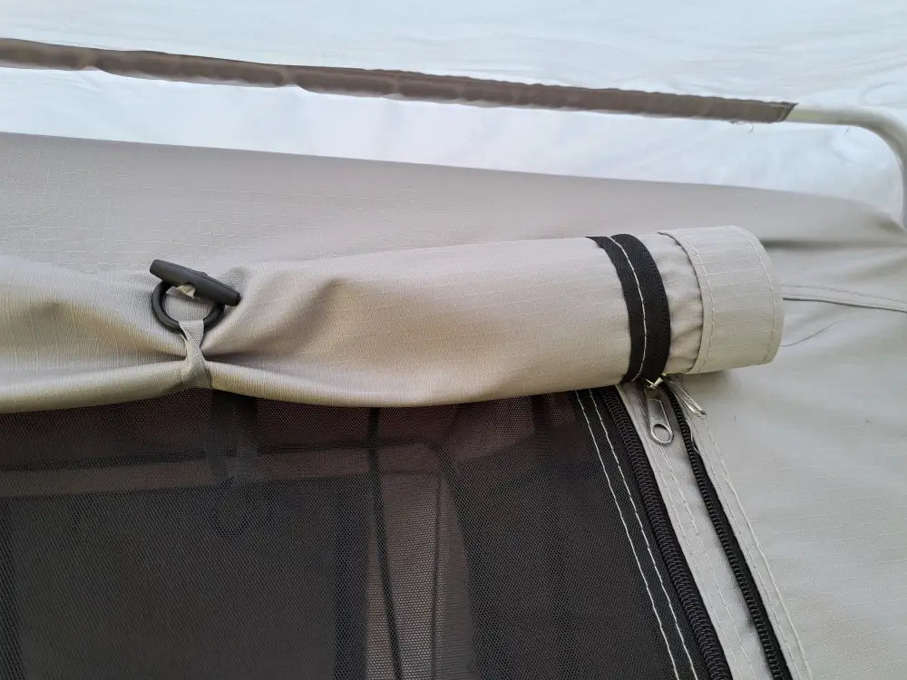 Beige kangaskatoteltta auton kattoteltta ilma pitkä 1.4 harmaa mustalla reunuksella ja vetoketjulla näkyvissä