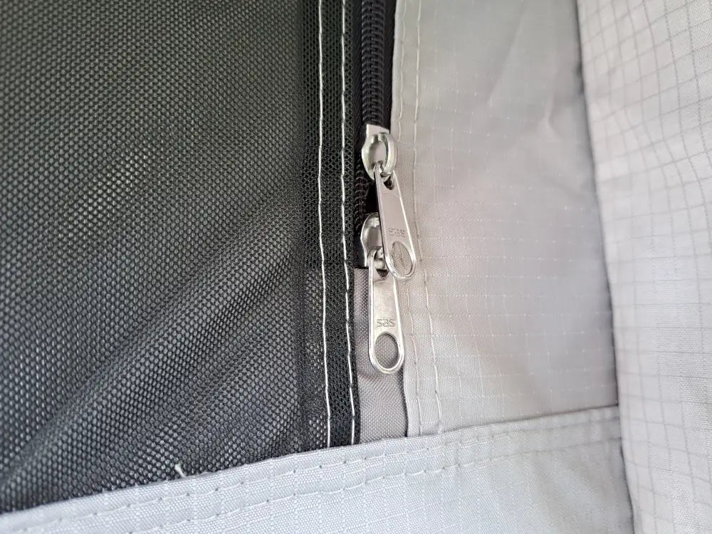 Hopean vetoketjun metallinen vetolaite auton kattoteltassa ilma pitkä 1.4 harmaa tummanharmaalla verkkomateriaalilla ja vaaleanharmaalla nailonvuorella