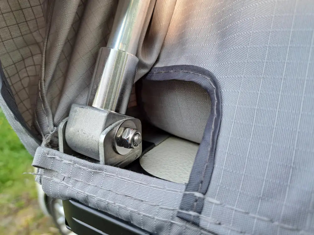 Harmaa kangasmainen auton kattoteltta ilma pitkä 1.4 metallinen teleskooppikahva säädettävällä nivelen mekanismilla