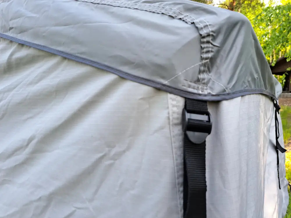 Gray waterproof auton kattoteltta ilma pitkä 1.4 harmaa with reinforced stitching and black adjustable straps