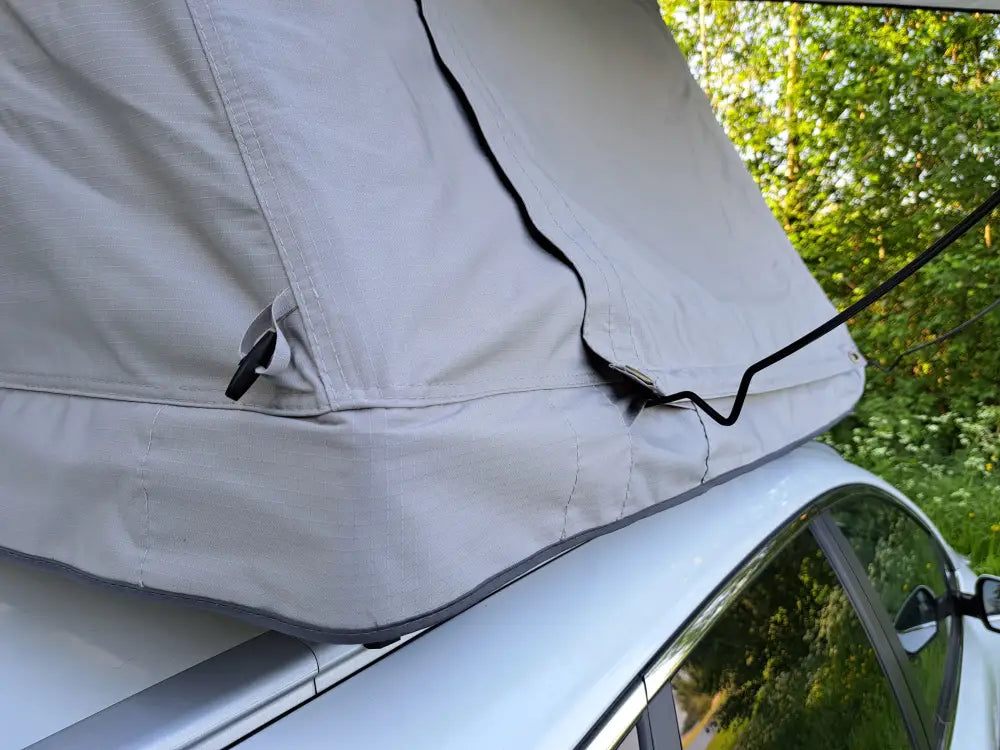 Valoisenharmaa autokatoteltta ilma pitkä 1.4 harmaa mustilla sauma- ja vetoketjutiedoilla
