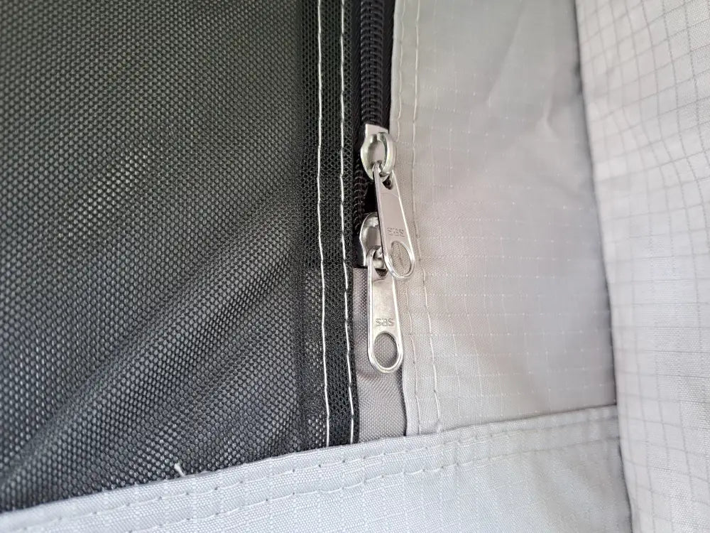 Silverinen vetoketju harmaassa auton kattoteltassa ilma pitkä 1.6 sleek metallipinta ja mustat hampaat
