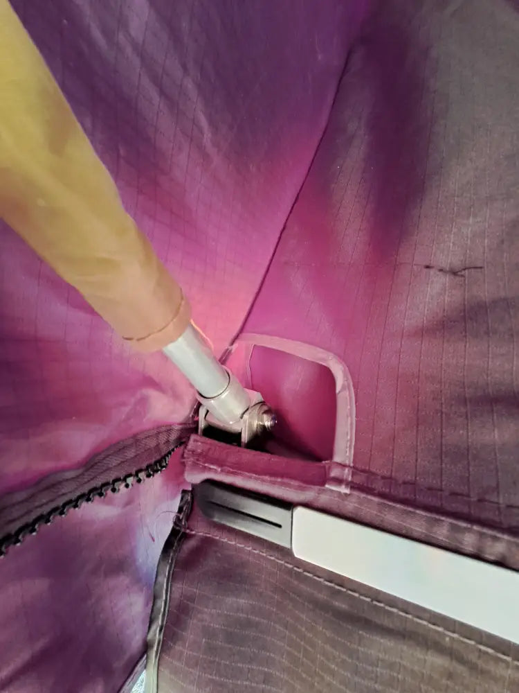 Auton kattoteltta ilma pitkä 1.6 musta hopeinen metallitelttakeppi keltainen kangasholkki vaaleanpunaisessa nylonrunossa