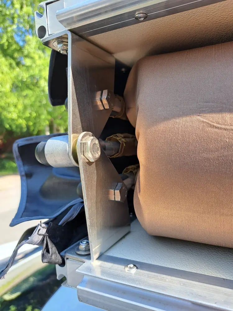 Tan värinen auton kattoteltta ilma pitkä 1.6 musta kangas rullalla metallikehyksessä näkyvin pulttein