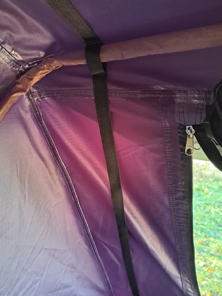Auton kattoteltta ilma pitkä 1.6 musta sisätiloissa violetti kangas mustilla vetoketjuilla ja remmeillä