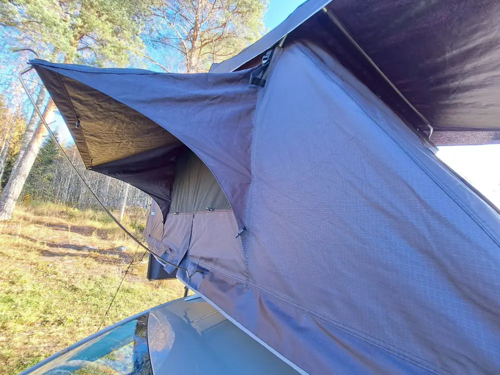 Auton kattoteltta ilma pitkä 1.6 musta tummanharmaalla heijastavalla kestävälla kankaalla ja vahvistetuilla saumoilla
