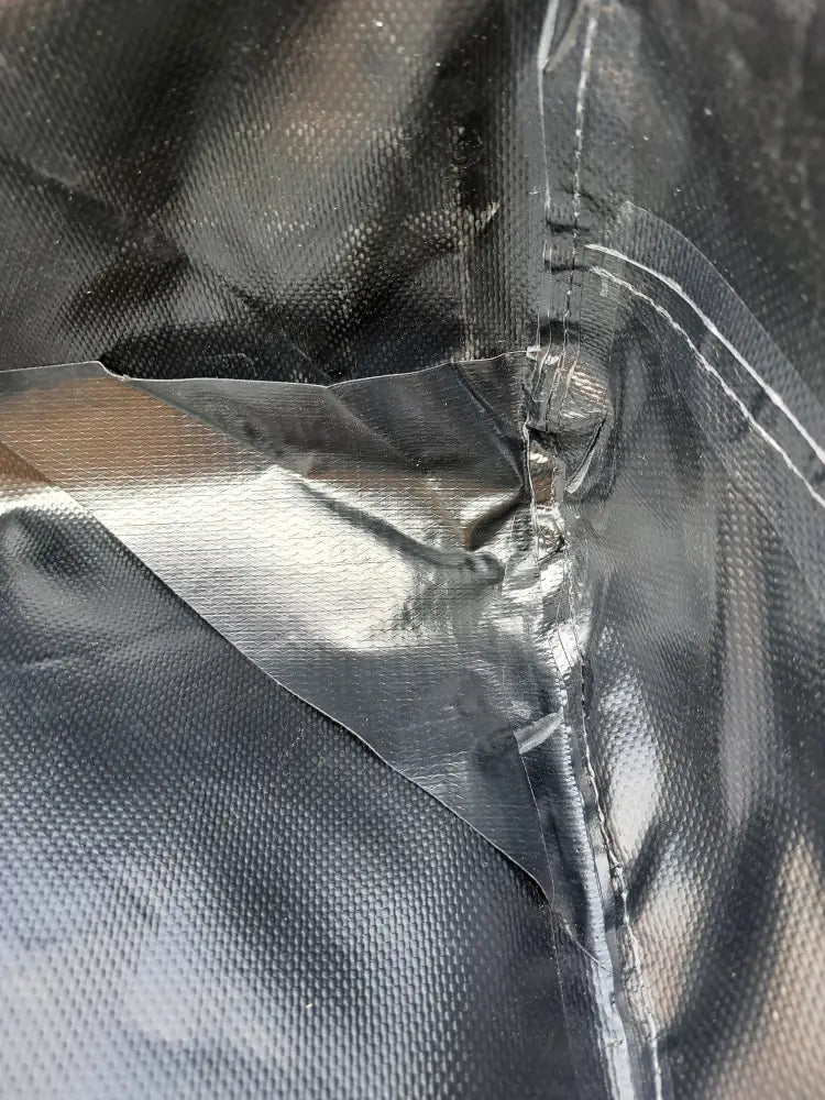 Auton kattoteltta ilma pitkä 1.6 musta mustaa teksturoitua kangasta ja kiiltävä metallinen sauma näkyvillä ompeleilla