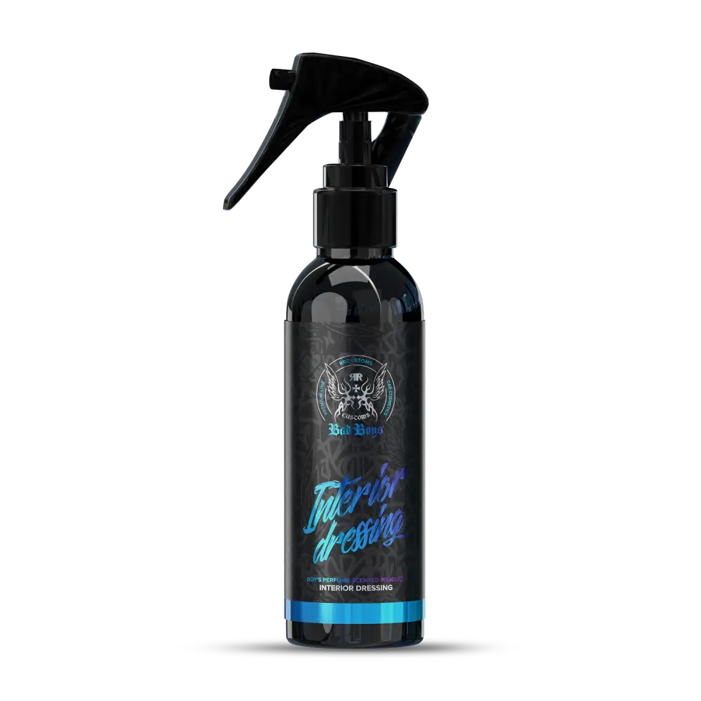 Musta kiiltävä sumutinpullo sleekillä mustalla laukaisimella ja sinisellä neon-tekstillä interior dressing badboys scented 150ml
