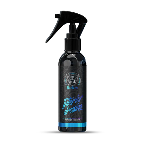 Musta kiiltävä sumutinpullo sleekillä mustalla laukaisimella ja sinisellä neon-tekstillä interior dressing badboys scented 150ml