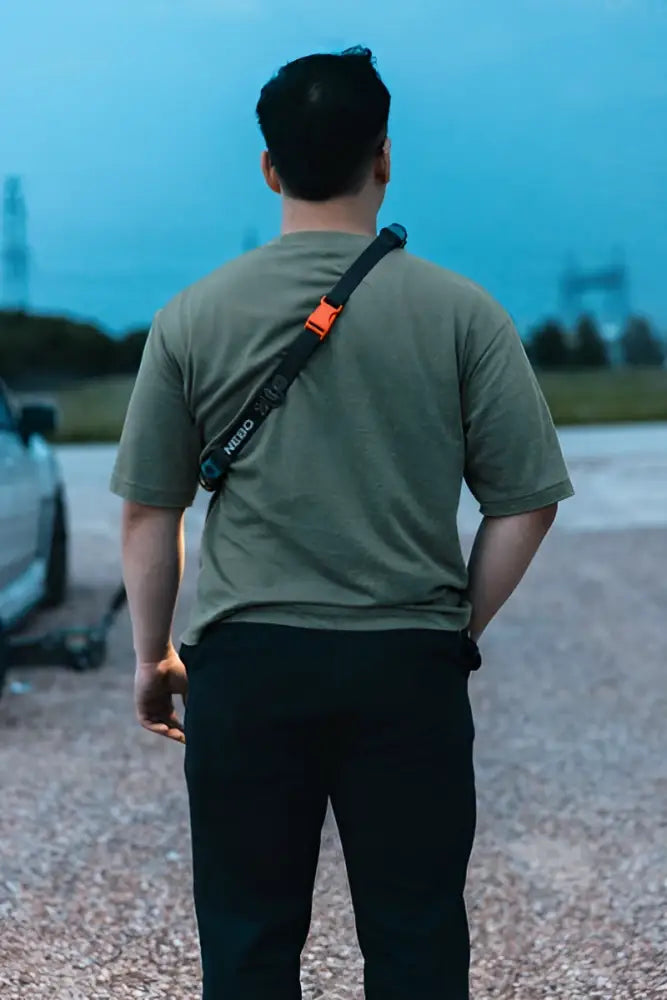 Musta ja oranssi säädettävä neo-brändätty hihna bando 1k strap light työvalolle