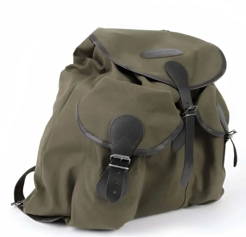 Olive green canvas reppu bear claw jätkän reppu mustilla nahkahihnoilla ja soljilla edestä näkymä