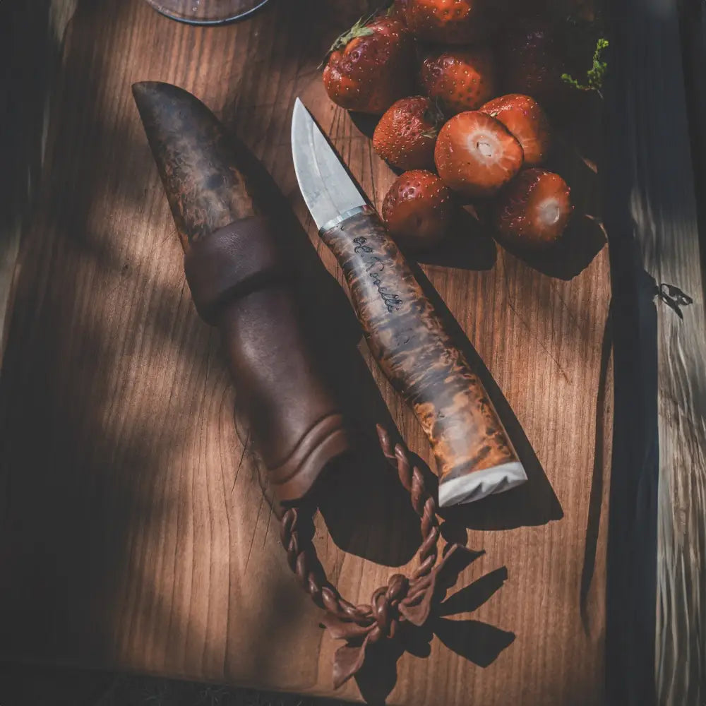 Rustiikkinen bear claw knife nalle uhc veitsi hopeanvärisellä terällä ja käsintehdyllä tummanruskealla nahkakahvalla