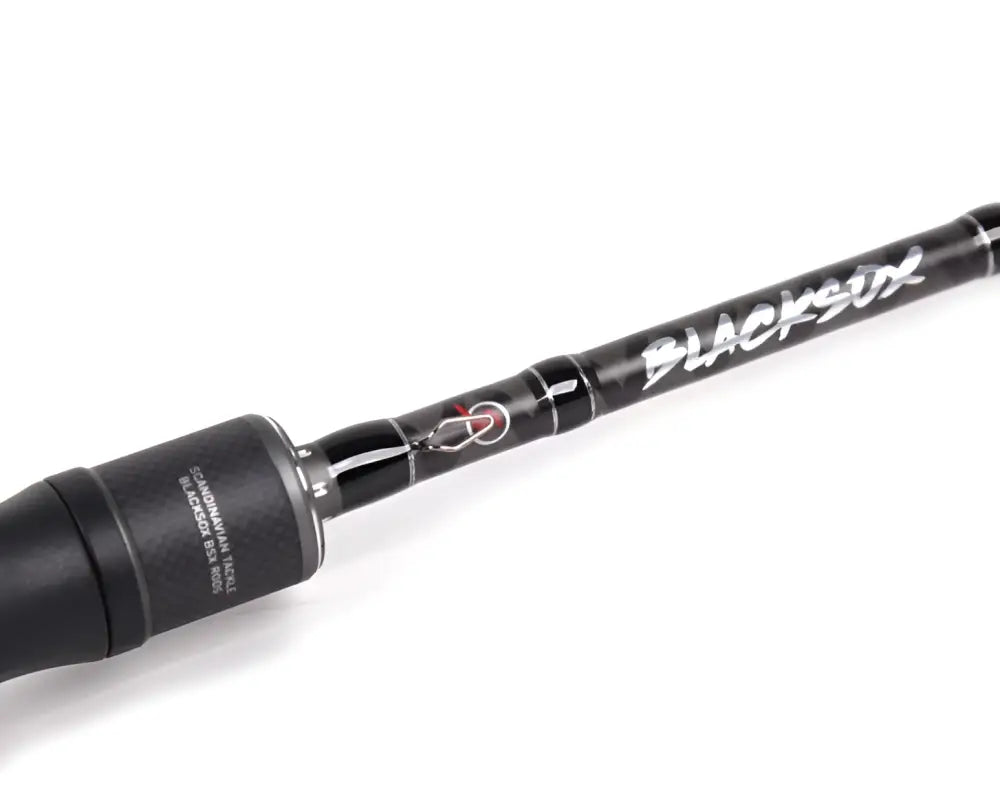 Mustan värinen blacksix-merkitty blacksox bsx 602m casting hyrräkelavapa punaisella logolla kahvan lähellä