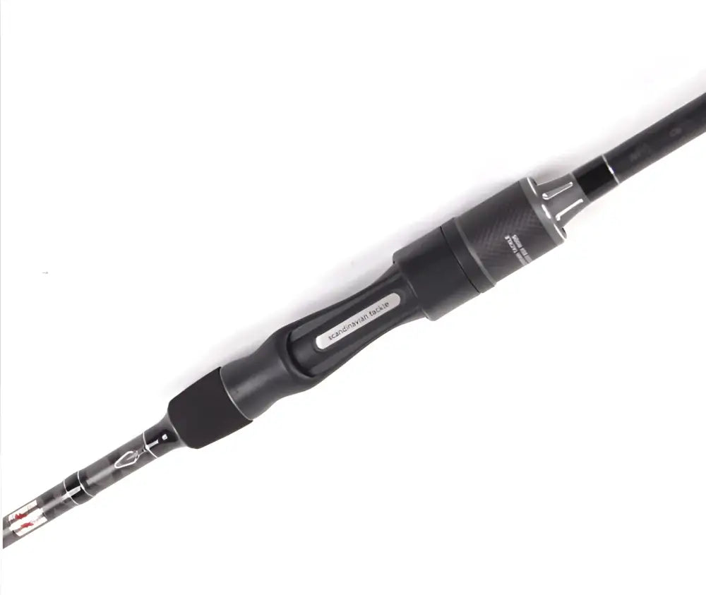 Blacksox bsx 602m spin musta hiilikuitu avokelavapa tyylikkäällä ergonomisella otteella ja metallisilla yksityiskohdilla