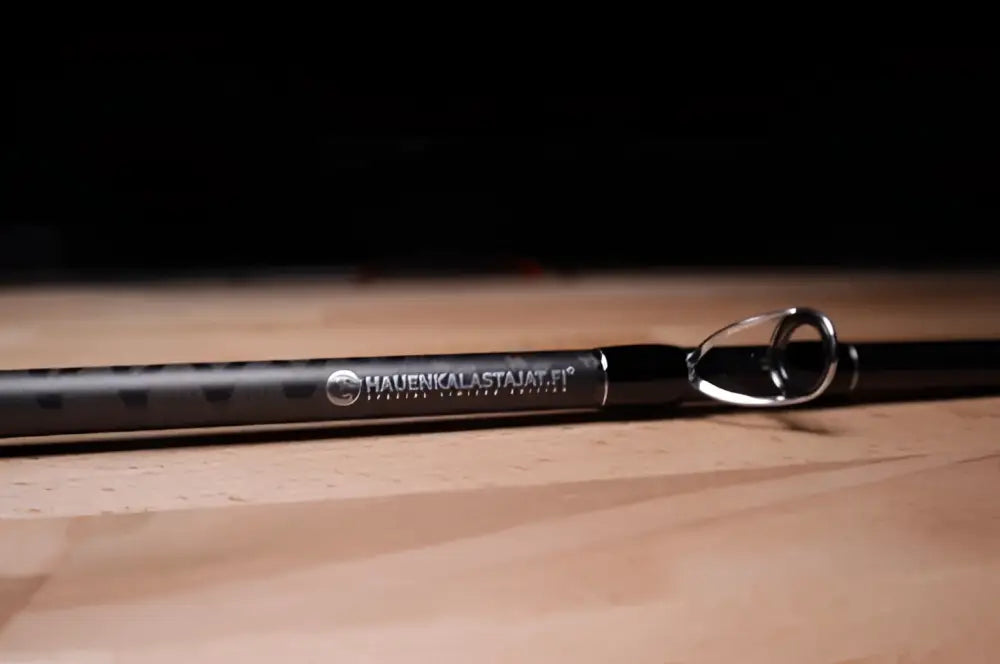 Blacksox bsx 852h haukivapa hiilikuitu musta hiilikuitu vapa hopeisella metallisella kelatunniolla ja kaiverretulla logolla
