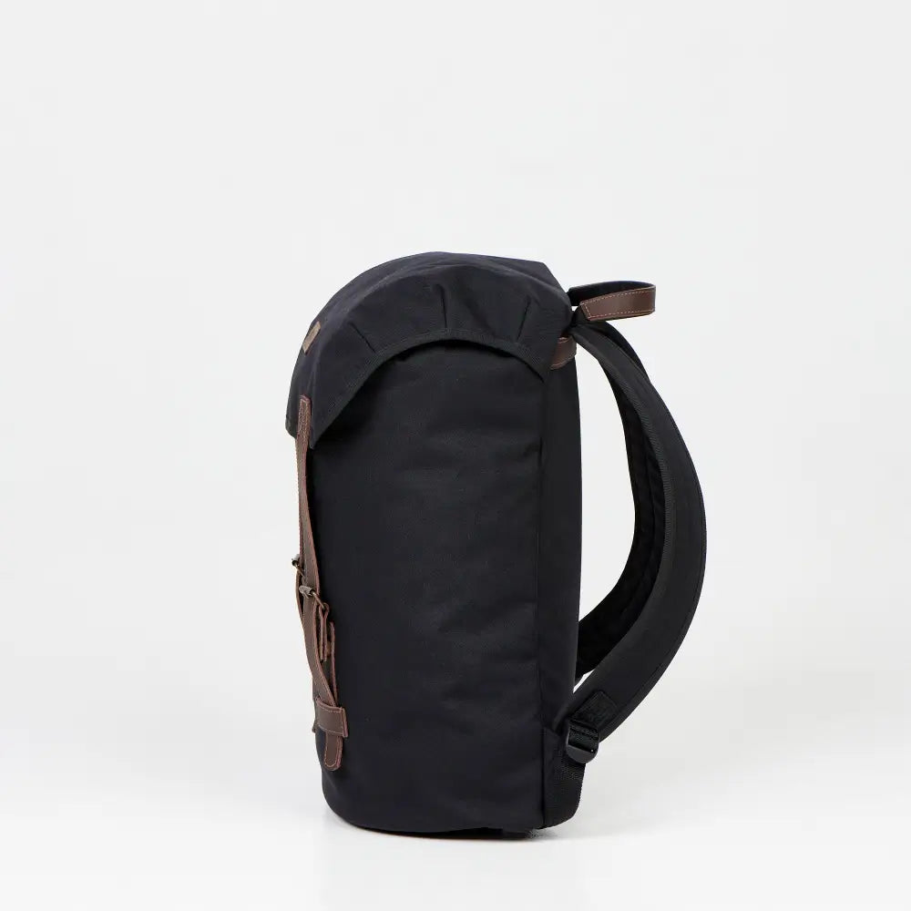 Musta cafe käsintehty reppu mustalla kangaspohjalla ja ruskeilla nahkakohdilla minimalistisella designilla