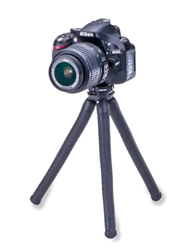 Black nikon d3200 dslr-kamera asennettuna carson boapod mustalla joustavalla kolmijalalla