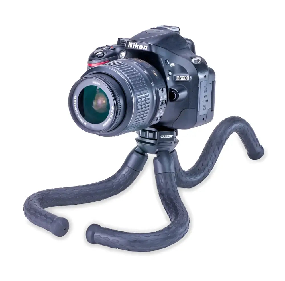 Musta nikon d6200 dslr-kamera kiinnitetty joustavaan mustaan kumiseen kolmijalkaiseen caroson boapod kolmijalkaan