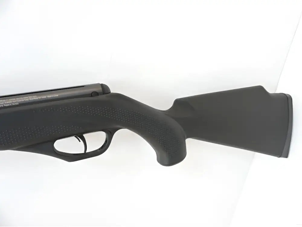 Crosman fury np 4.5mm ilmakivääri musta muovinen mattapintainen ja teksturoidulla kahvalla
