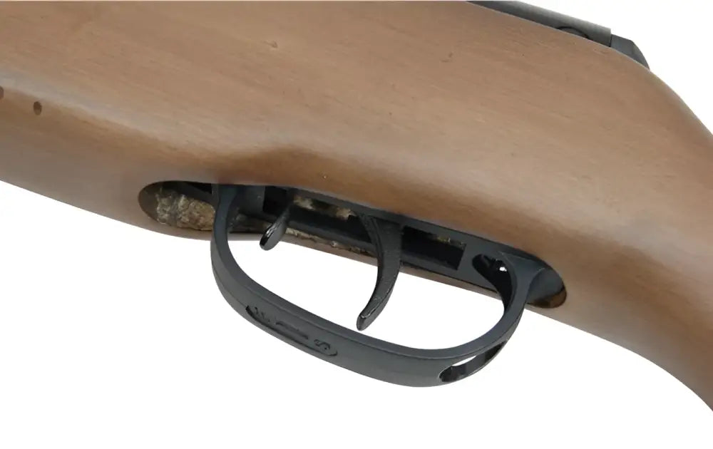 Crosman vantage 4.5mm ilmakivääri ruskealla puisella tukilla ja mustalla liipaisinsuojuksella