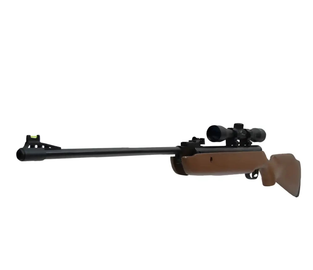 Musta ja ruskea crosman vantage 4.5mm ilmakivääri kiikaritähtäimellä varustettuna edestä kuvattuna