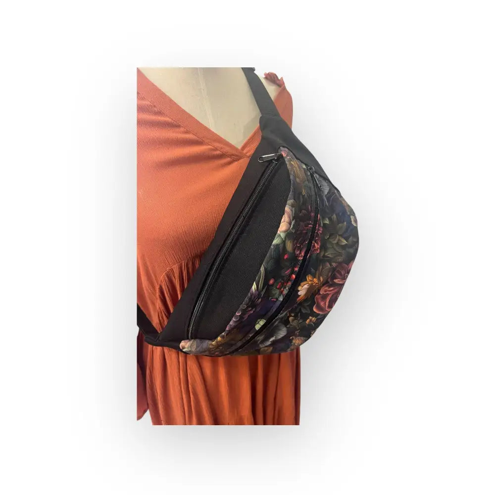 Crossbody kassi Kukka musta kukkakuviollinen vyölaukku vetoketjulla ja säädettävällä hihnalla