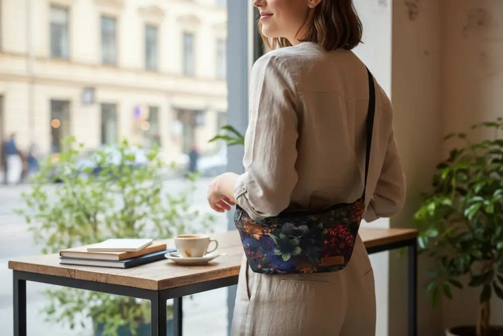 Crossbody kassi kukka kukkakuviolla tummansininen pohja ja kirkkaat punaiset, vaaleanpunaiset ja vihreät kukat