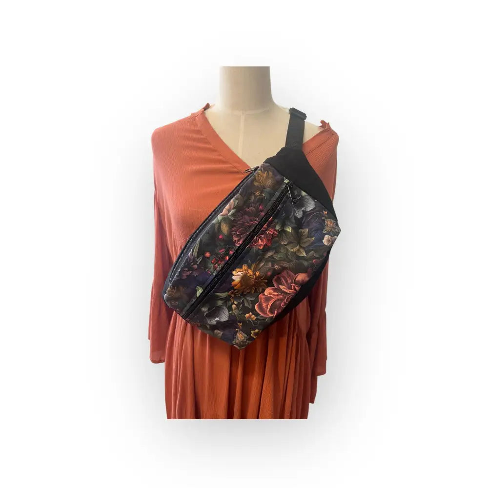 Mustan kukka-kuvioisen crossbody kassin kukka jossa on vetoketju ja säädettävä hihna
