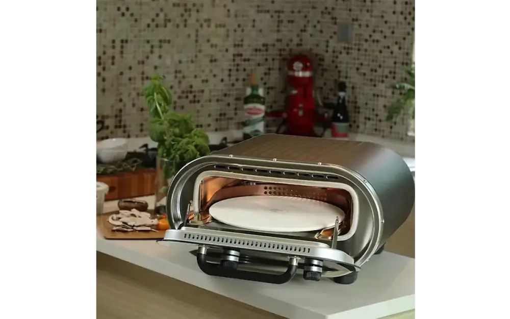 Evolve by revolve sähkökäyttöinen pizzauuni hopeanharmaa ja musta mikrokeraamisella pyöreällä valkoisella kivilevyllä