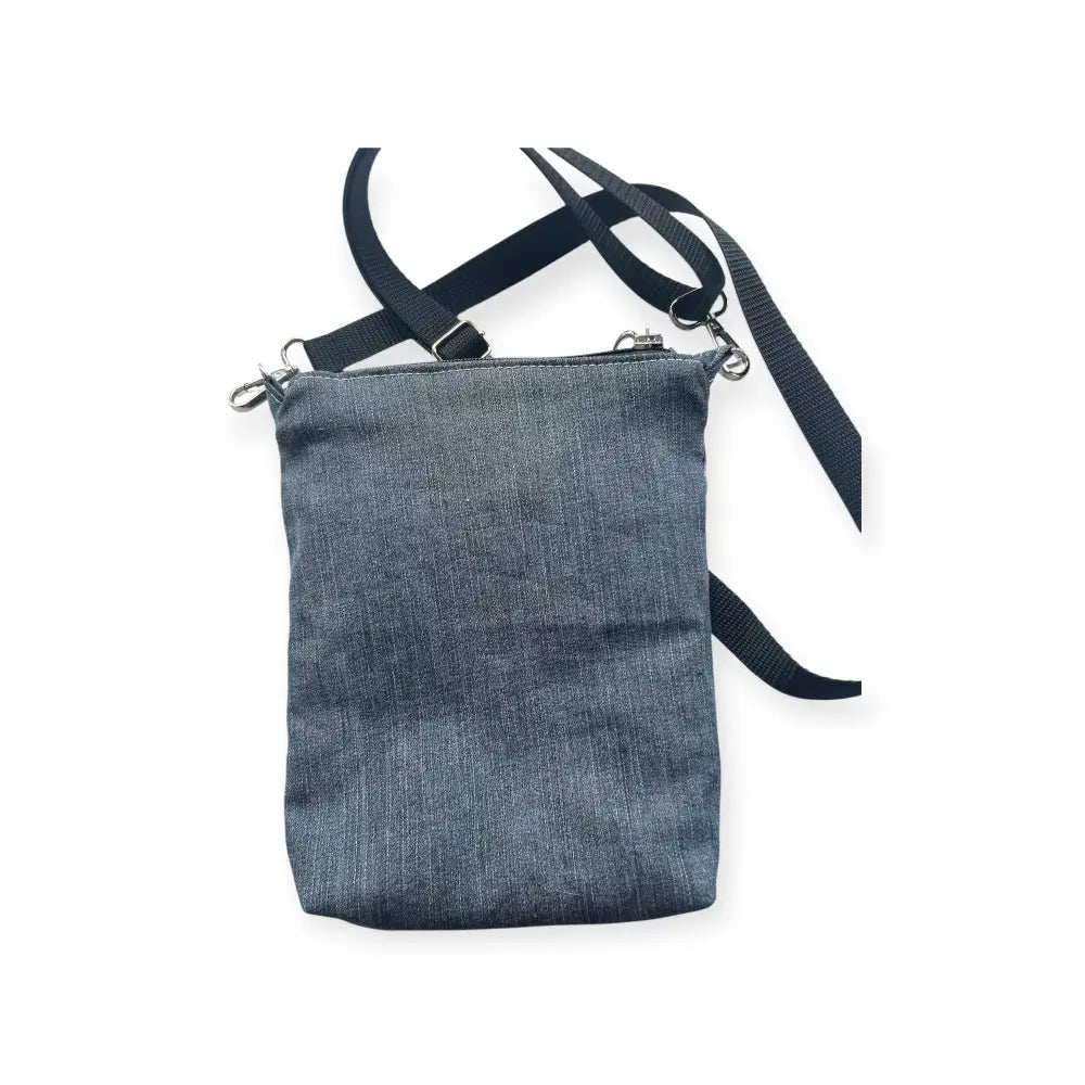 Denim-mallinen farkkukassi kira mustalla säädettävällä hihnalla ja hopeanvärisillä metalliosilla