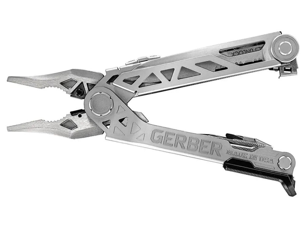 Silver ruostumattomasta teräksestä valmistettu gerber center drive plus -monityökalu, jossa on kolmionmuotoiset reiät ja mustat kumipinnat