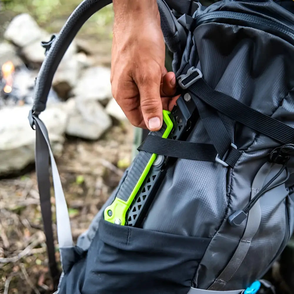 Gerber freescape camp saw kirkkaan vihreä teksturoitu monitoimityökalu mustalla kahvalla ja metallisilla yksityiskohdilla selän puolelta