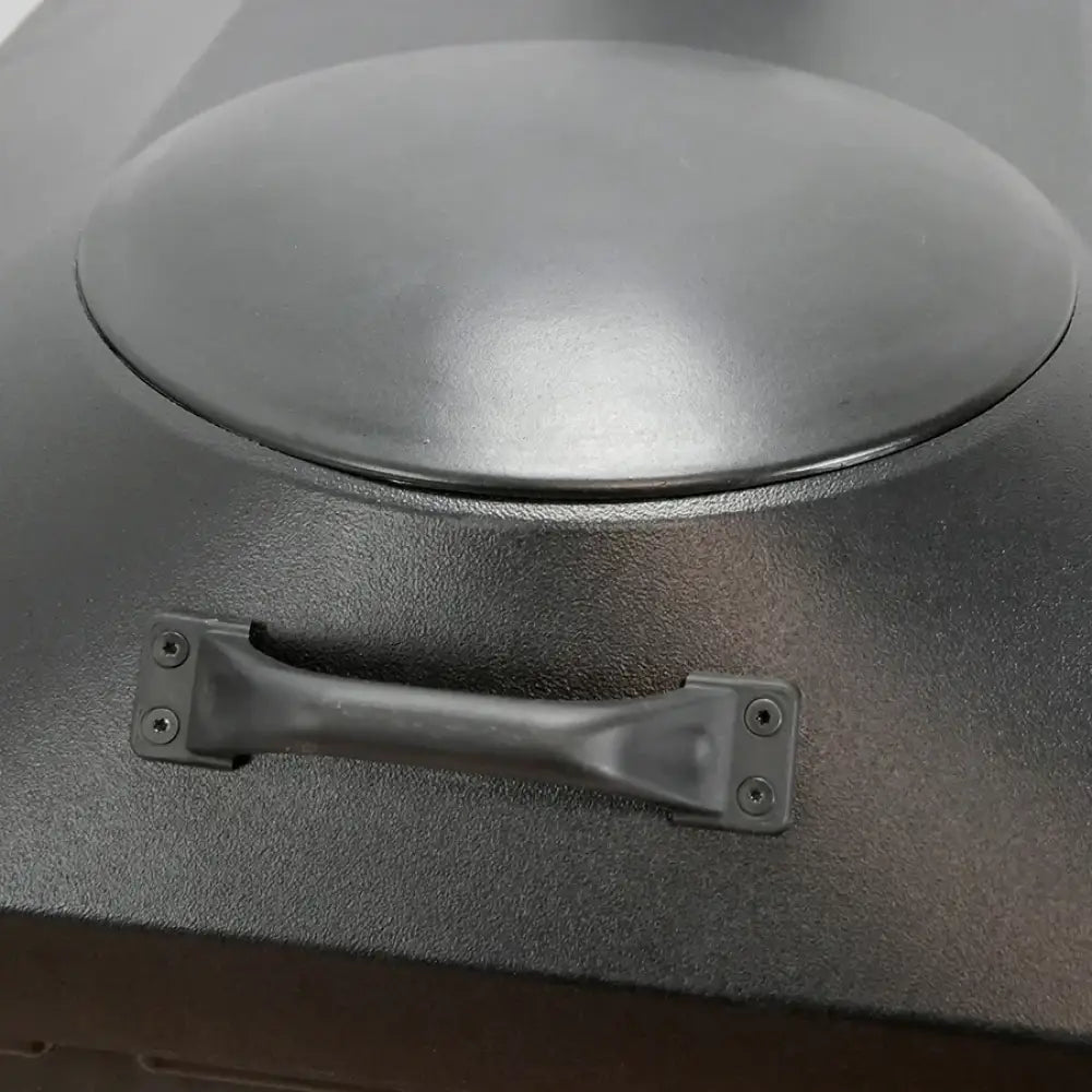 Green käymäläjätekompostorin musta teksturoitu metallikansi kahvalla