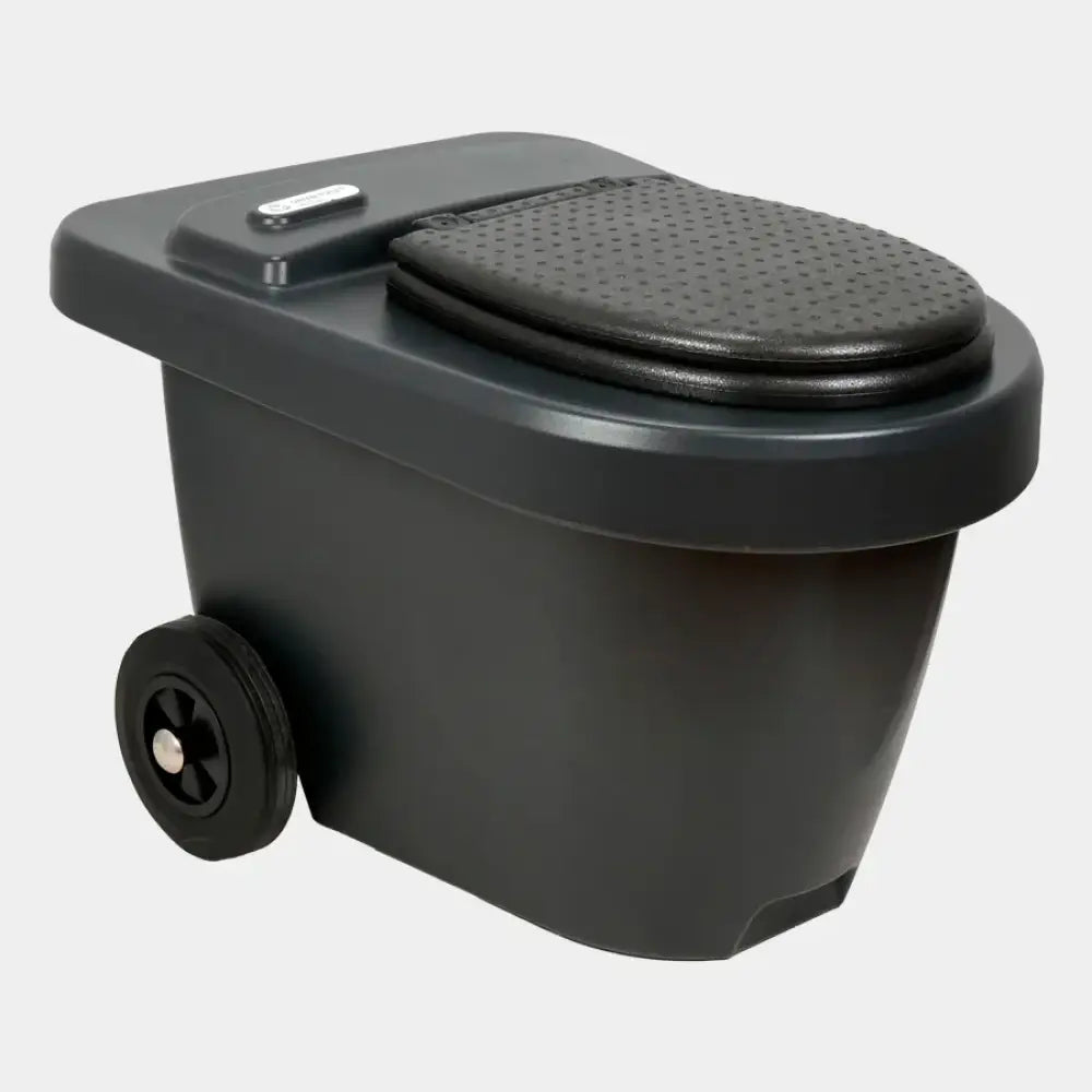 Musta muovinen Green Toilet 100 Easy kompostikäymälä teksturoitu istuin ja yksi pyörä kannen takaosa näkyvissä