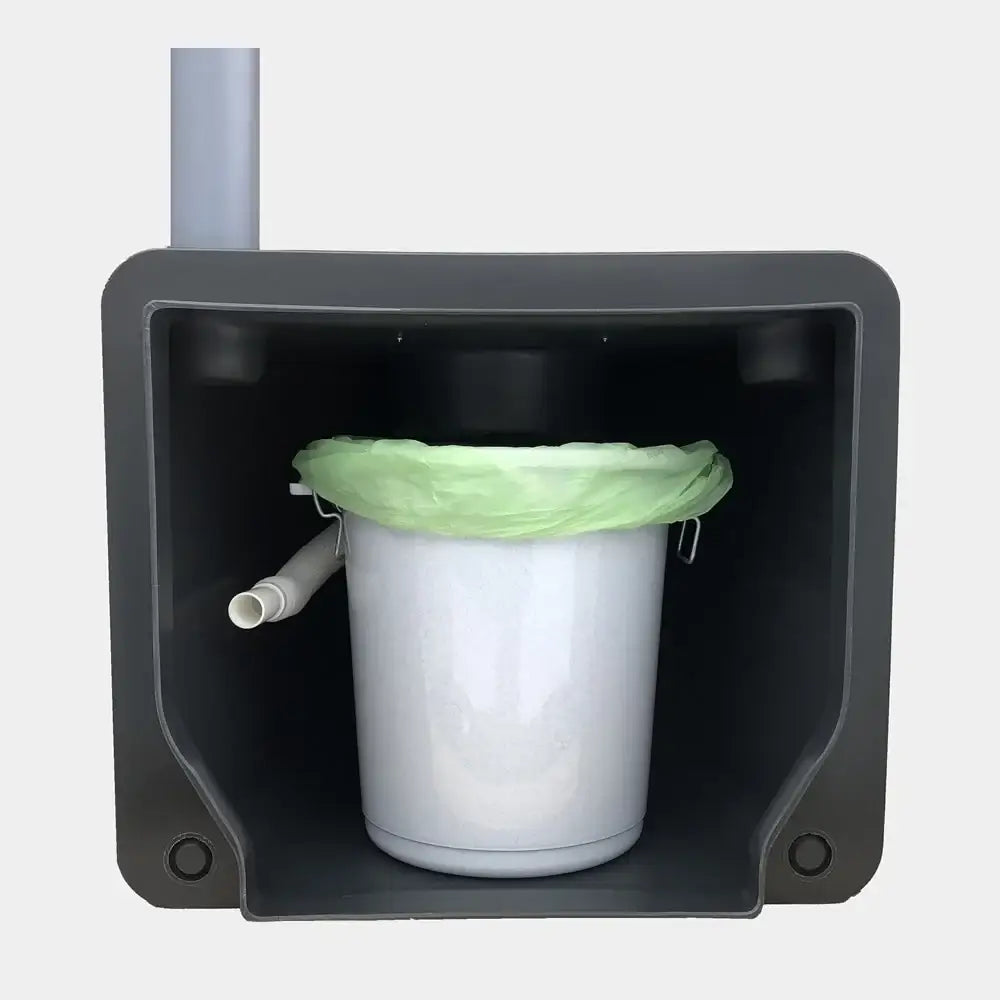Valkoinen muovinen ämpäri, jossa vaaleanvihreä roskapussi, tummanharmaassa kotelossa green toilet light erotteleva käymälässä