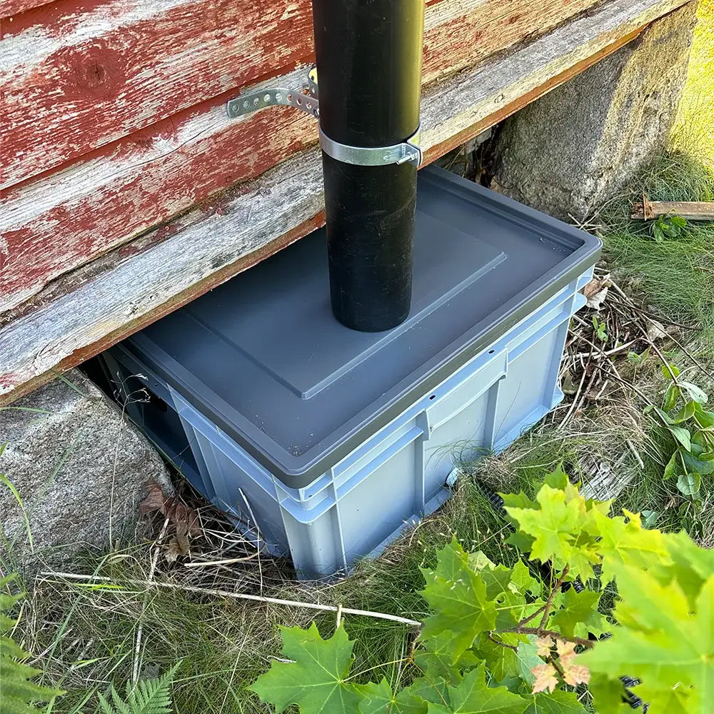Gray muovinen Green Toilet Lux kasetti sisäkuivakäymälä varastorasia punaisen puuvaraston alla ulkona