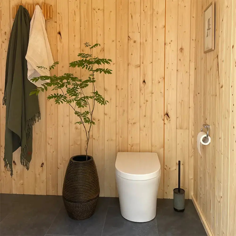 Valkoinen keraaminen green toilet lux kuivakäymälä tyylikkäällä modernilla muotoilulla
