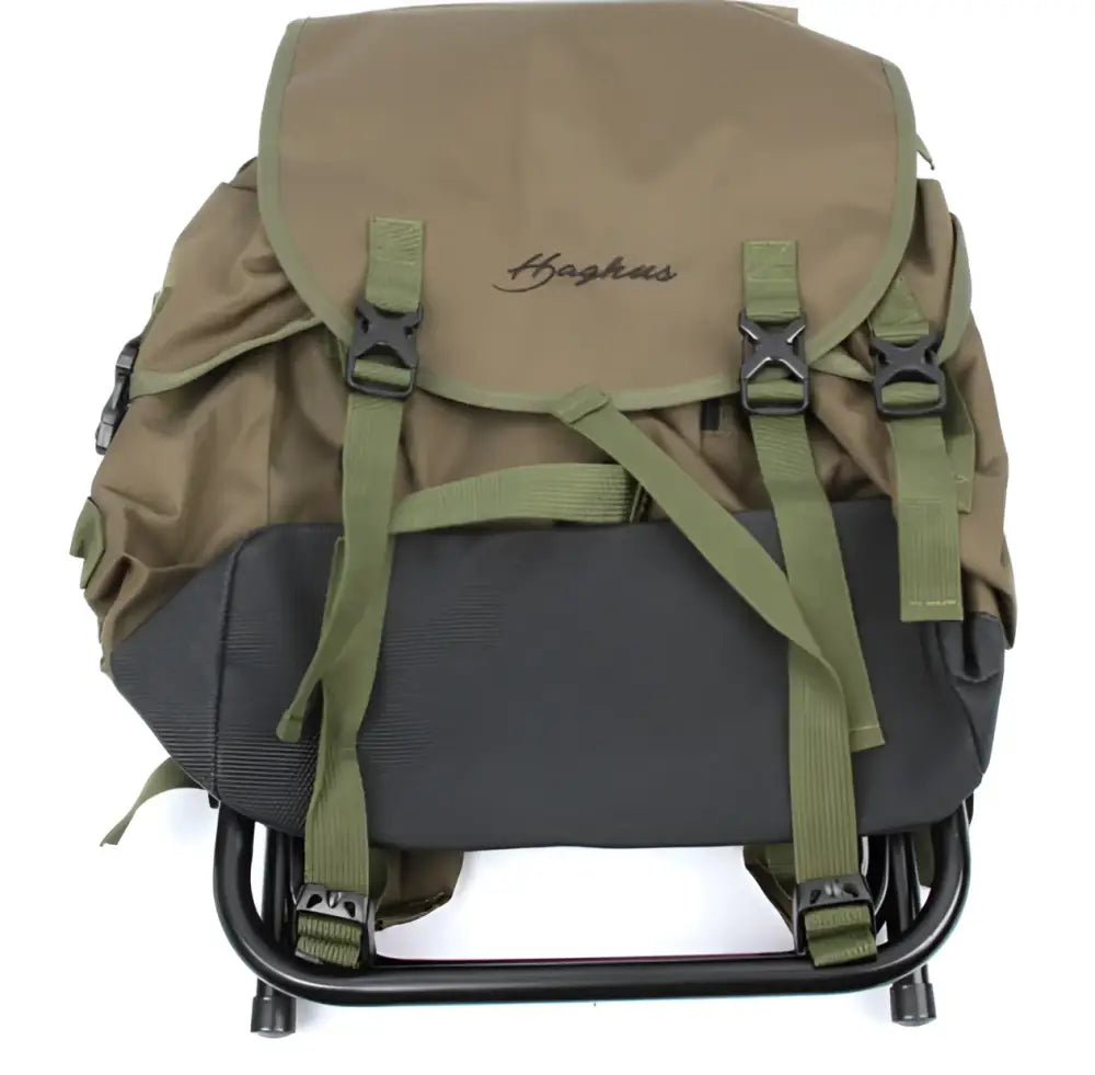 Haghus korvua reppujakkara 30l olive green ja musta taktiikkareppu vankat remmit ja hagbars-logo edessä