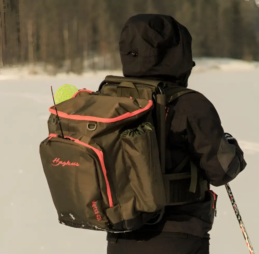 Olive green hagsbee metsä reppujakkara 40l ski backpack with vibrant pink trim and visible antenna showing back side