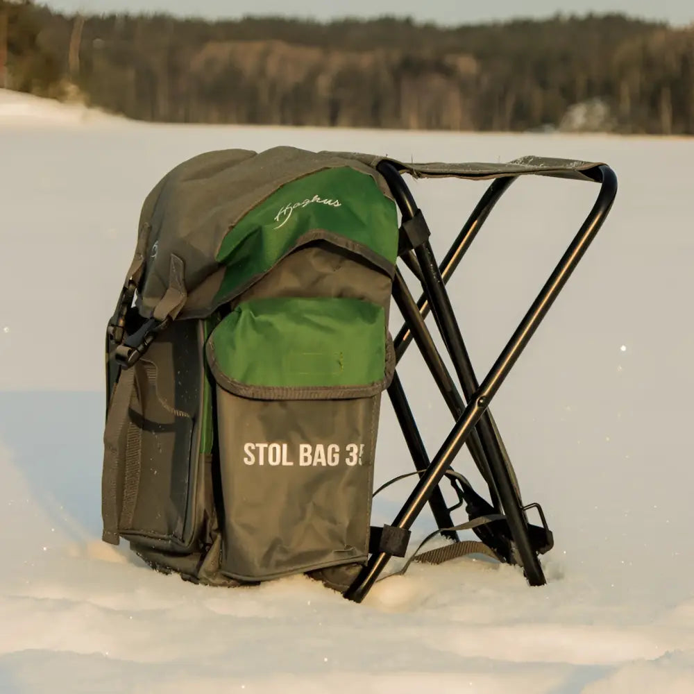 Vihreä ja tummanharmaa haghus stol bag reppujakkara 35l jääkalastukseen mustalla metallijakkaralla sivulla